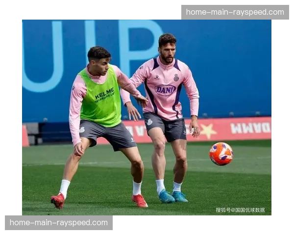 社区项目：前西甲球员在社区球场免费教授孩子踢任意球