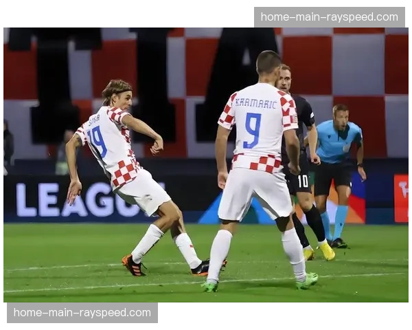 现场报道：萨索洛主场球迷抗议美国资方，比赛第19分钟集体背对球场